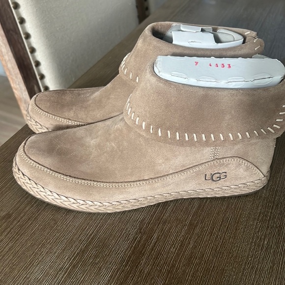 UGG Shoes - UGG Varney Low Boot NEW Sz 7.5